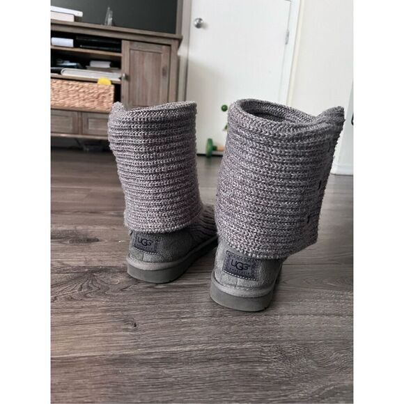 UGG Women's Classic Cardy Winter Boot size 7 - Picture 6 of 8